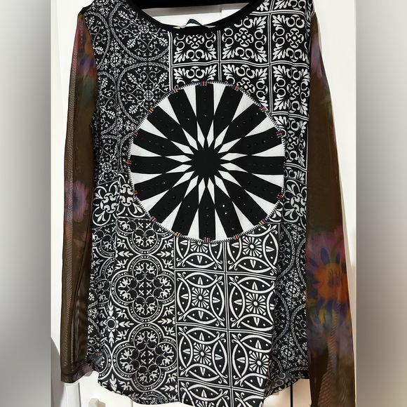 π NWOT DESIGUAL colourful top with sheer sleeves - Picture 4 of 8